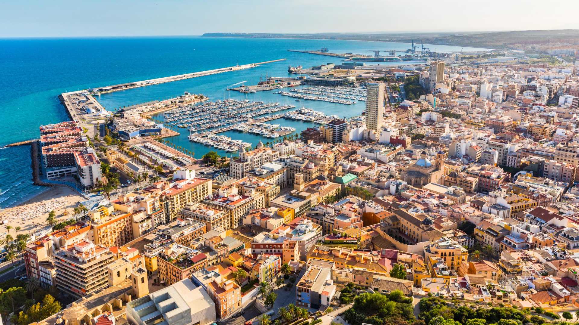 Vista aérea de Alicante y su puerto